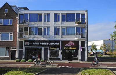 900459 Gezicht op de voorgevel van het pand Croeselaan 181-183 te Utrecht, waarin gevestigd de sportkledingwinkel Paul ...